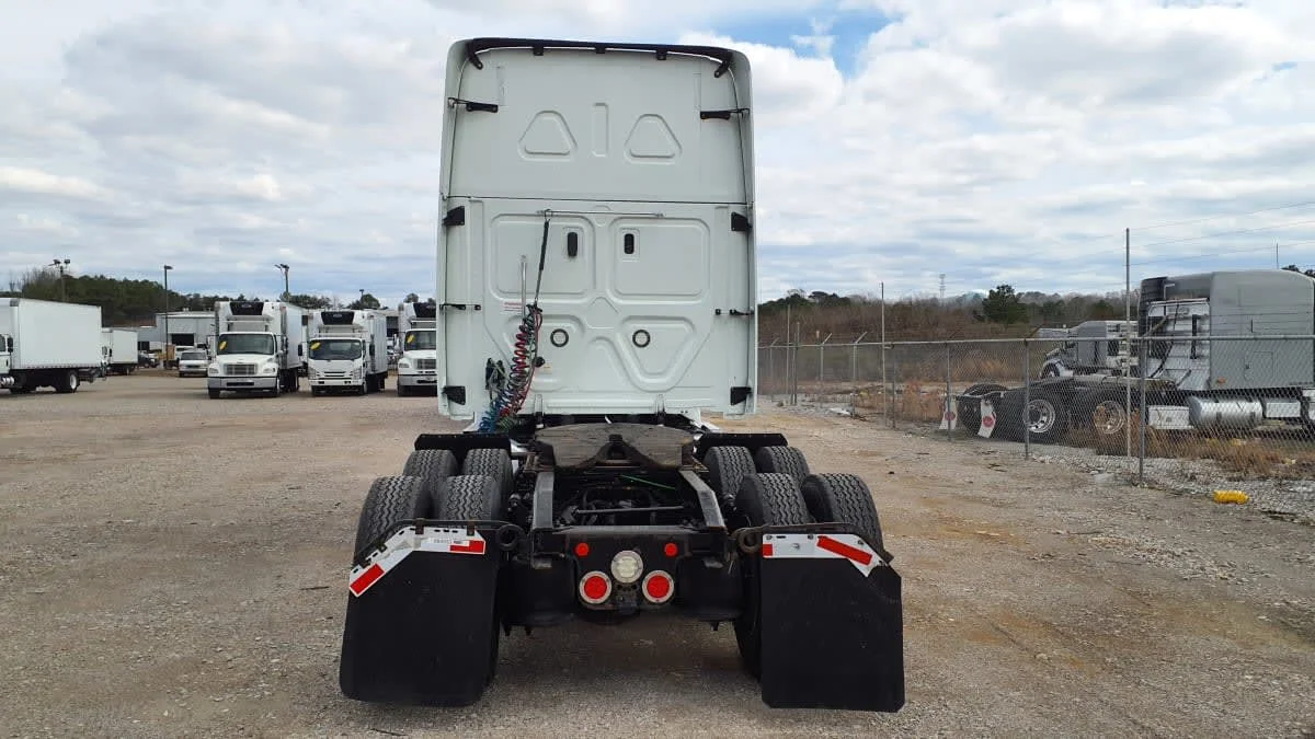 2020 Freightliner Cascadia in Birmingham, AL — photo 5