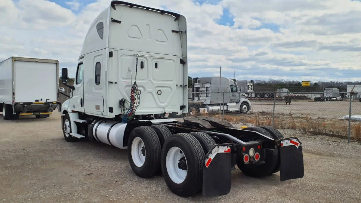 2020 Freightliner Cascadia in Birmingham, AL — photo 6