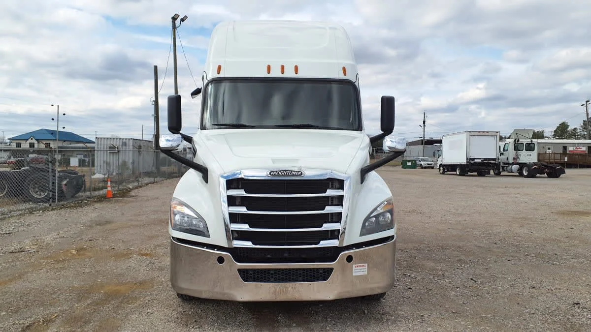 2020 Freightliner Cascadia in Birmingham, AL — photo 2