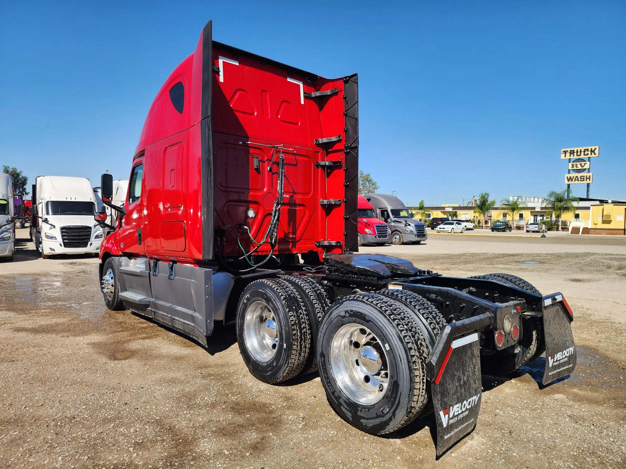 2020 Freightliner Cascadia in Fresno, CA — photo 4