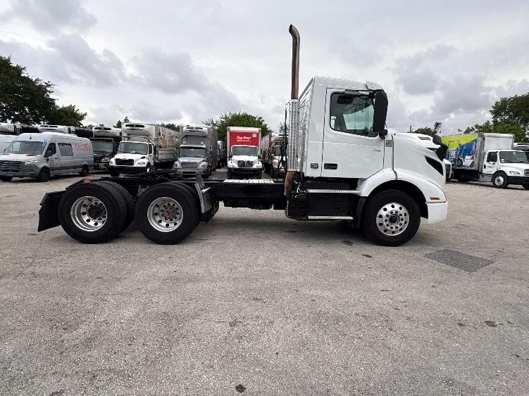 2023 Volvo in Medley, FL — photo 8