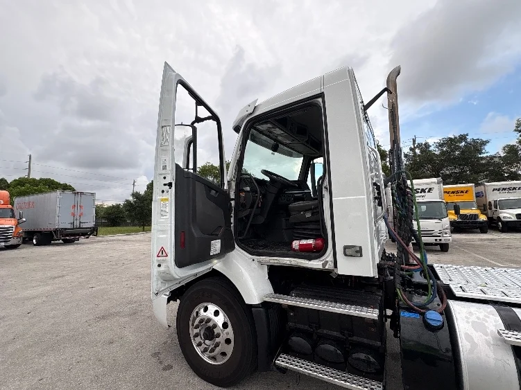 2023 Volvo in Medley, FL — photo 9