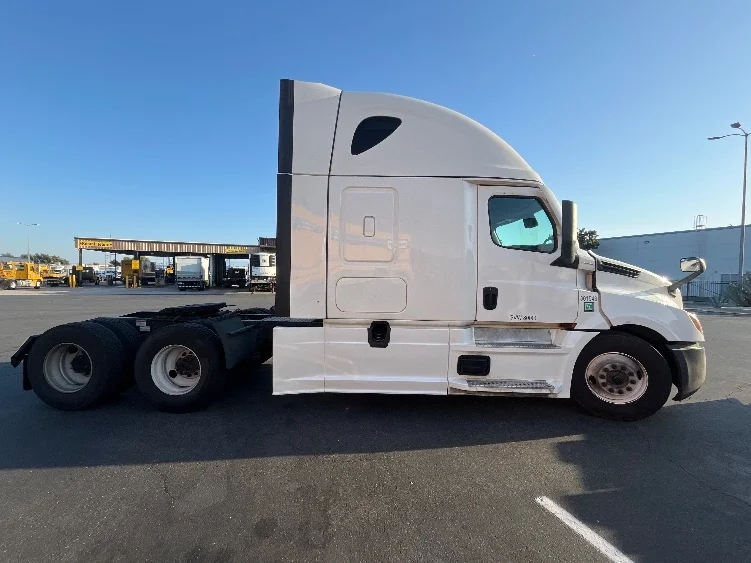 2023 Freightliner Cascadia in Fontana, CA — photo 8