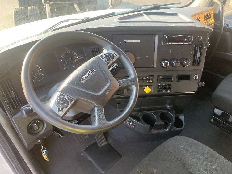 2023 Freightliner Cascadia in Fontana, CA — photo 10