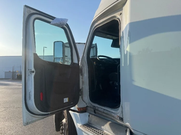 2023 Freightliner Cascadia in Fontana, CA — photo 9