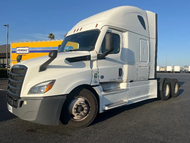 2023 Freightliner Cascadia in Fontana, CA — photo 3