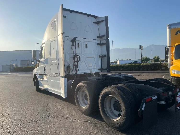 2023 Freightliner Cascadia in Fontana, CA — photo 5