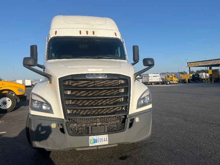2023 Freightliner Cascadia in Fontana, CA — photo 2