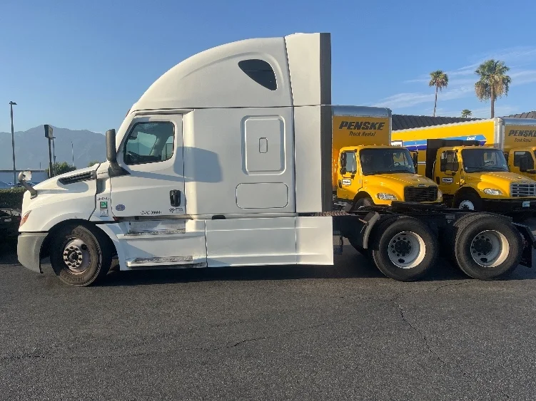 2023 Freightliner Cascadia in Fontana, CA — photo 4