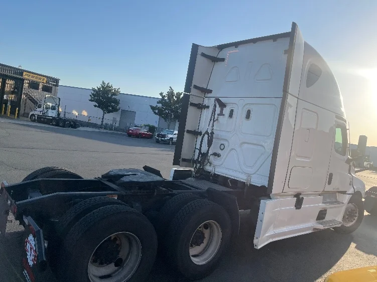 2023 Freightliner Cascadia in Fontana, CA — photo 7