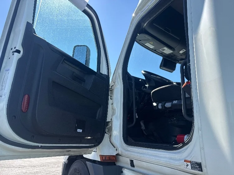 2023 Freightliner Cascadia - image 9