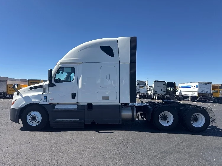 2023 Freightliner Cascadia - image 4