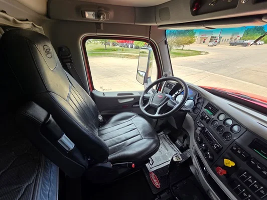 2020 Peterbilt 567 in Cedar Rapids, IA — photo 29