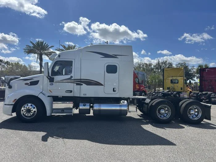 2022 Peterbilt 579 in Orlando, FL — photo 3