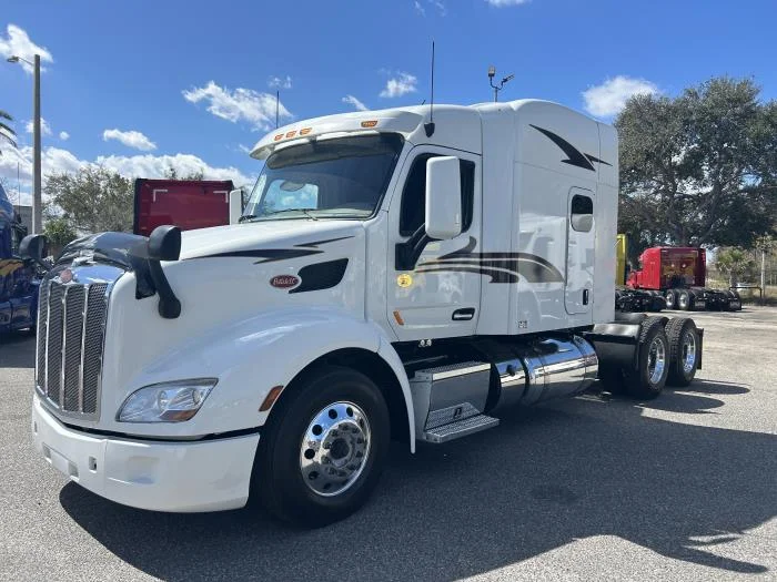 2022 Peterbilt 579 in Orlando, FL — photo 2