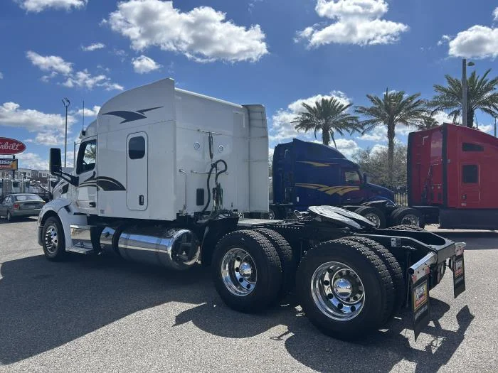 2022 Peterbilt 579 in Orlando, FL — photo 4