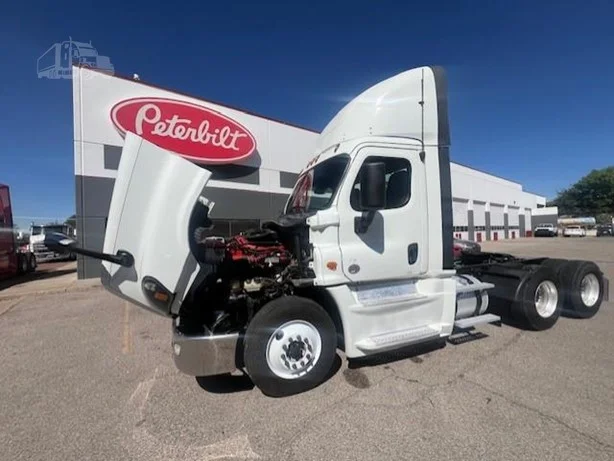 2018 Freightliner Cascadia - image 9