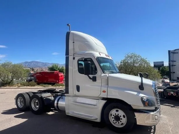 2018 Freightliner Cascadia - image 3