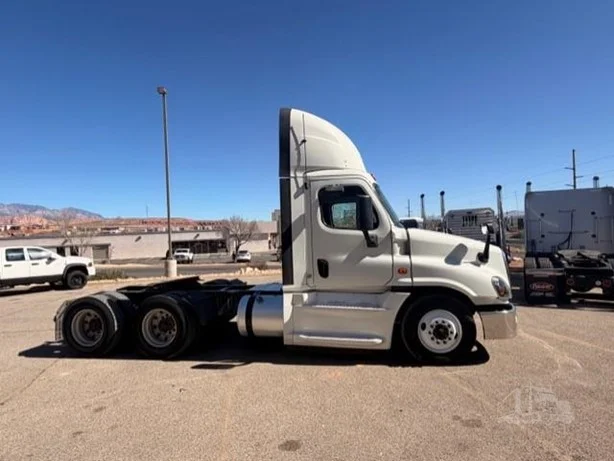 2018 Freightliner Cascadia - image 4
