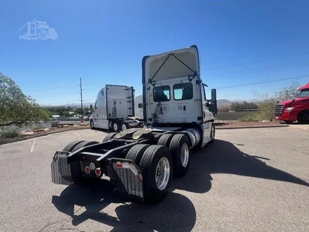 2018 Freightliner Cascadia - image 6