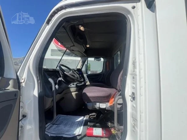 2018 Freightliner Cascadia - image 11