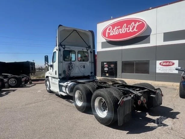 2018 Freightliner Cascadia - image 8