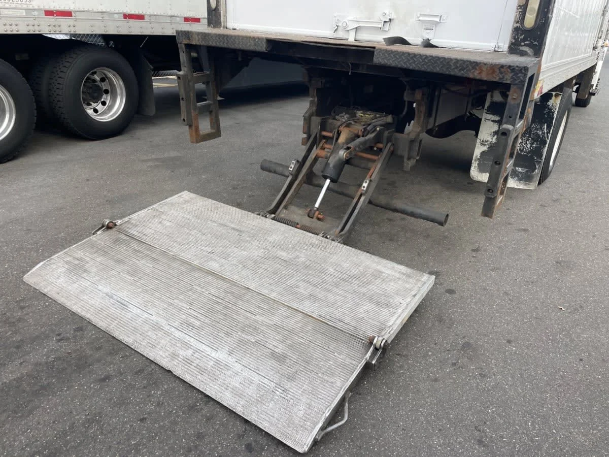 2018 International 4300 - image 12