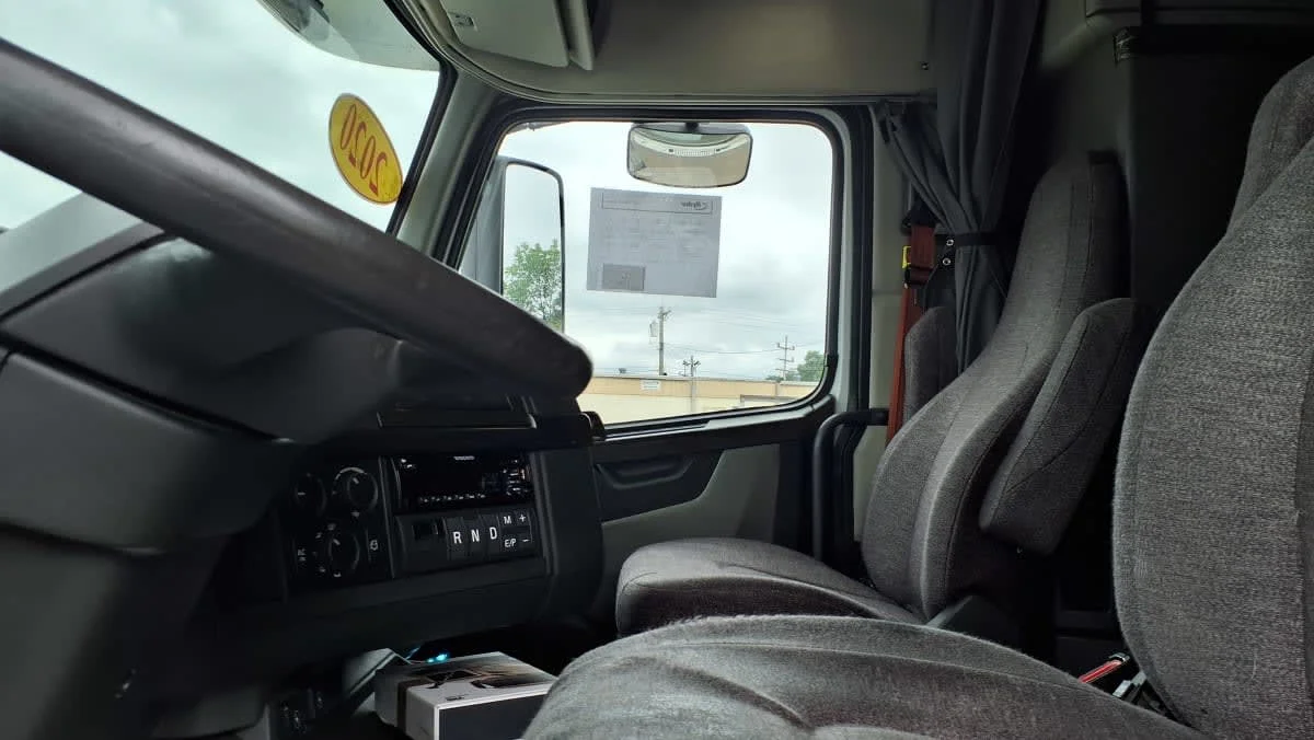 2020 Volvo VNR 640 - image 7