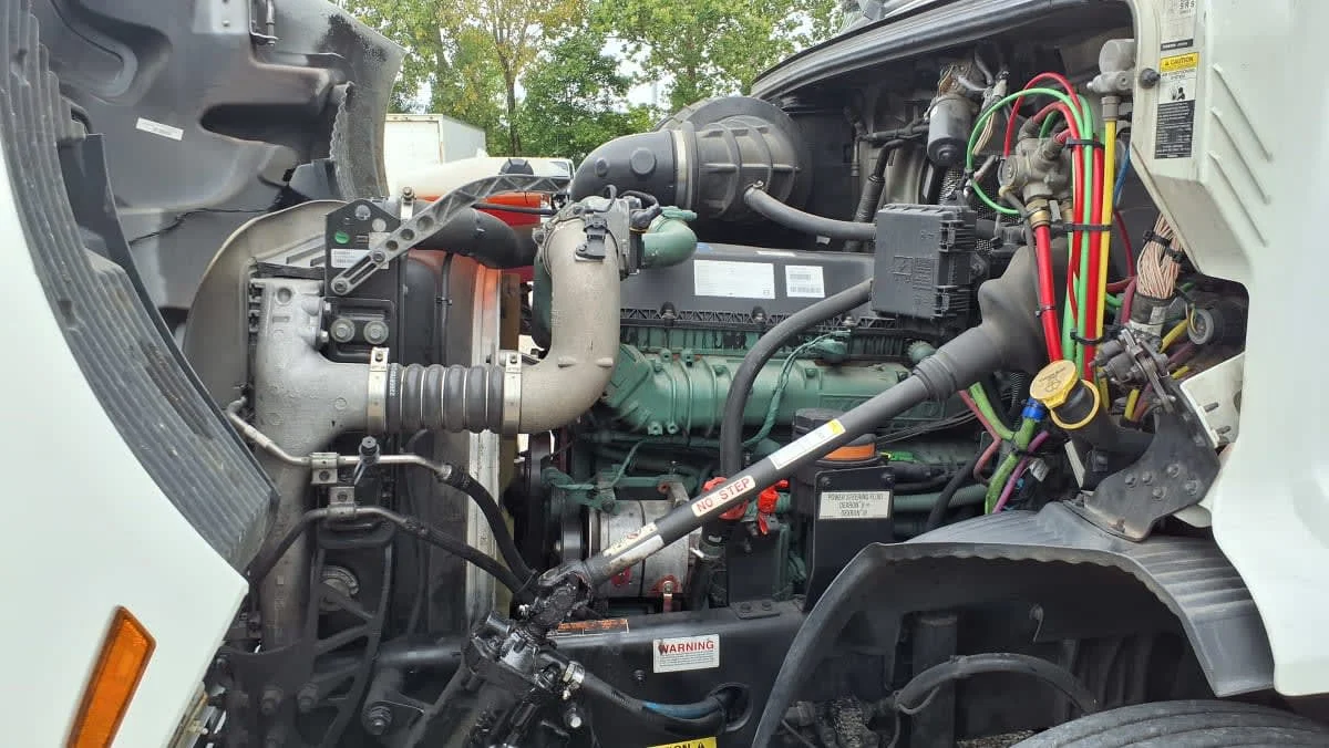 2020 Volvo VNR 640 - image 9