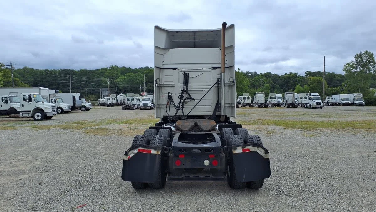 2020 Volvo VNR 640 - image 5