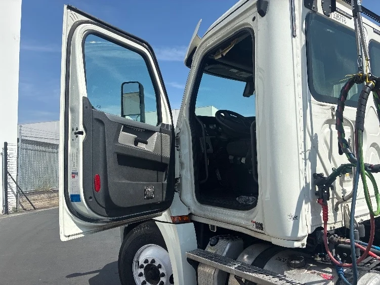 2019 Freightliner Cascadia - image 9