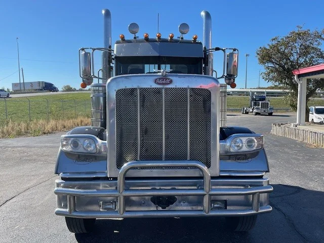 2022 Peterbilt 389 - image 3
