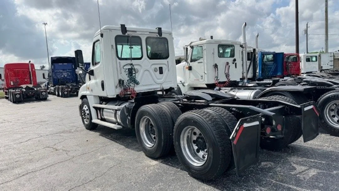 2017 Freightliner Cascadia - image 3