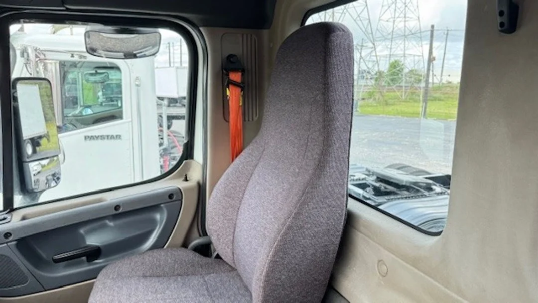 2017 Freightliner Cascadia - image 12