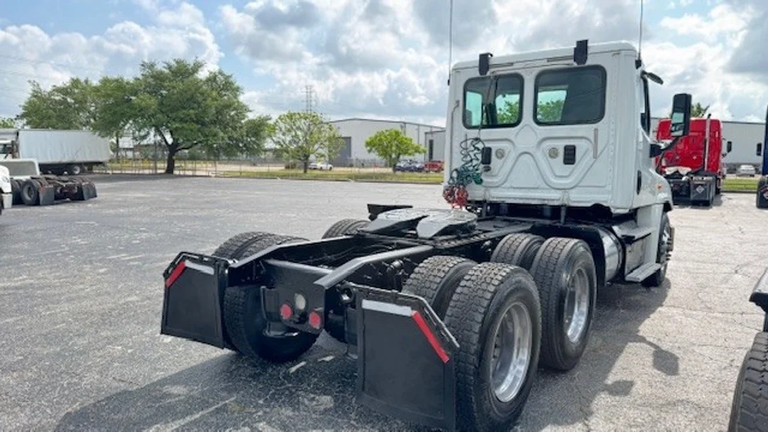 2017 Freightliner Cascadia - image 2