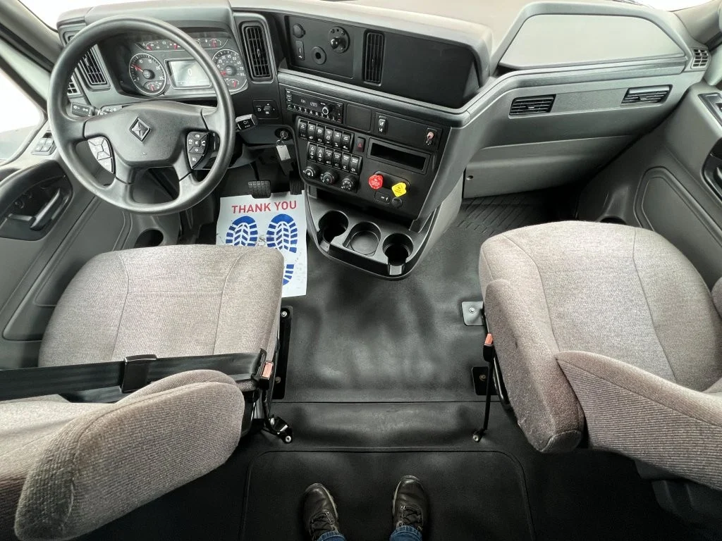 2022 International LT - image 13