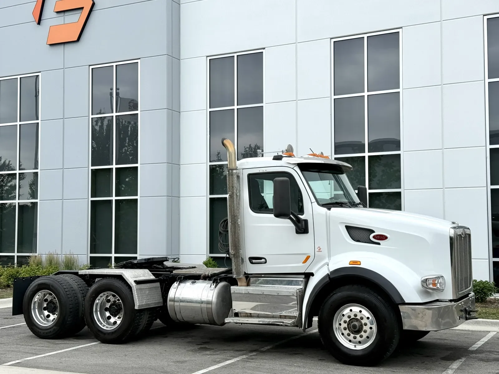 2017 Peterbilt 567 in New Lenox, IL — photo 2