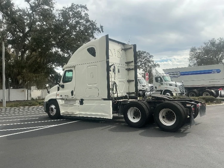 2019 Freightliner Cascadia - image 5