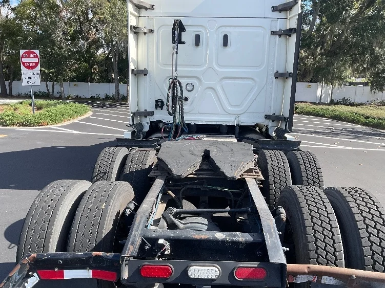 2019 Freightliner Cascadia - image 6