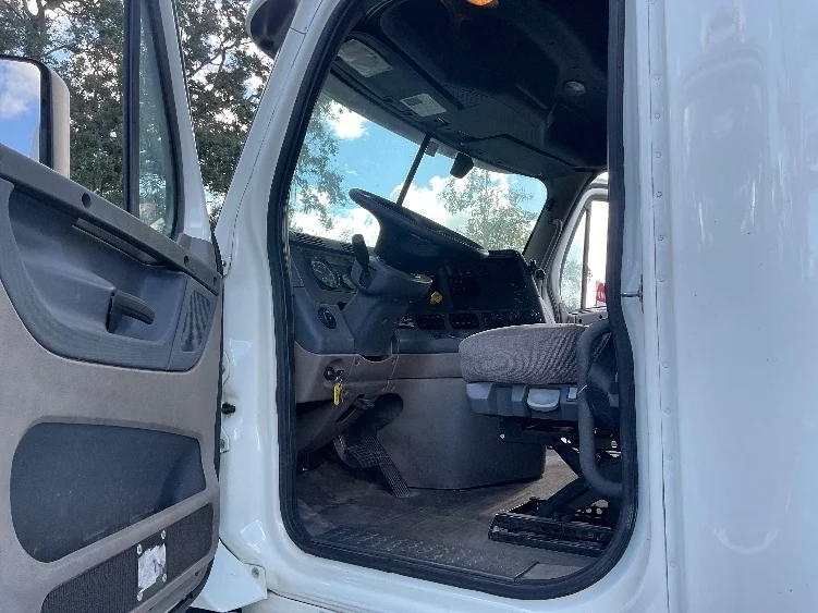 2019 Freightliner Cascadia - image 9