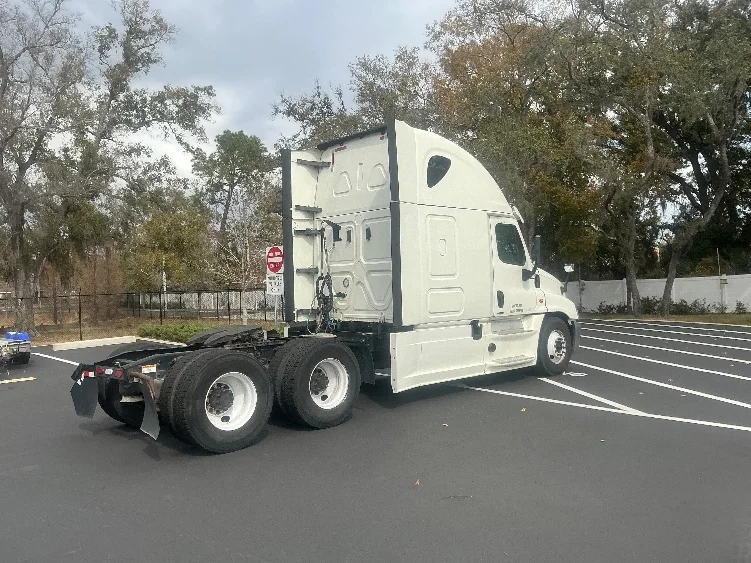 2019 Freightliner Cascadia - image 7