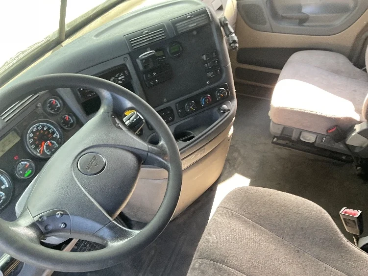 2019 Freightliner Cascadia - image 10