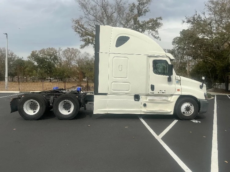 2019 Freightliner Cascadia - image 8
