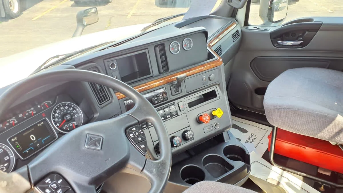 2019 International LT in Bolingbrook, IL — photo 7