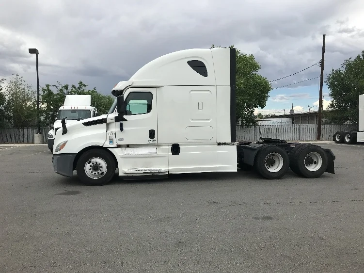 2020 Freightliner Cascadia - image 4