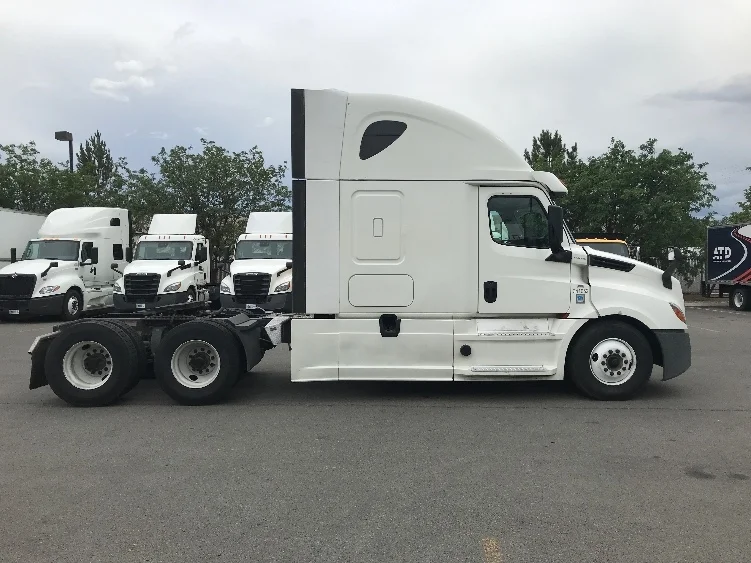 2020 Freightliner Cascadia - image 8