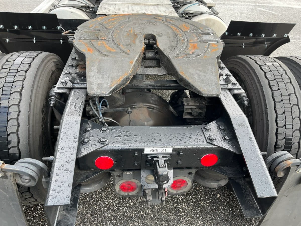 2017 Freightliner Cascadia - image 9