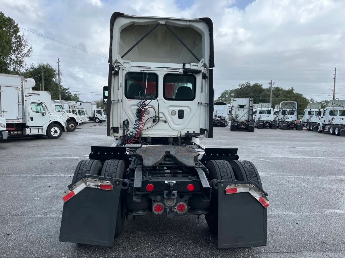 2017 Freightliner Cascadia - image 5