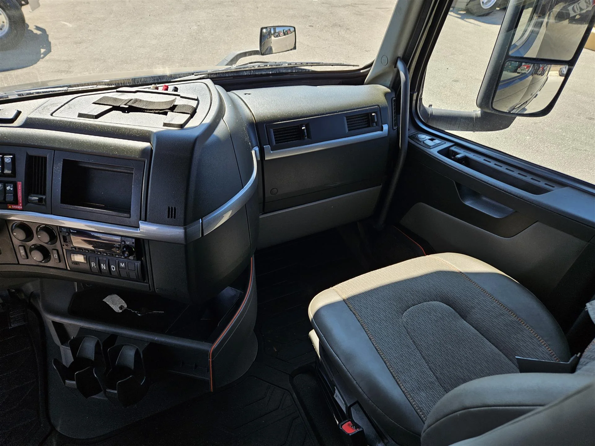 2022 Volvo VNL 760 - image 10