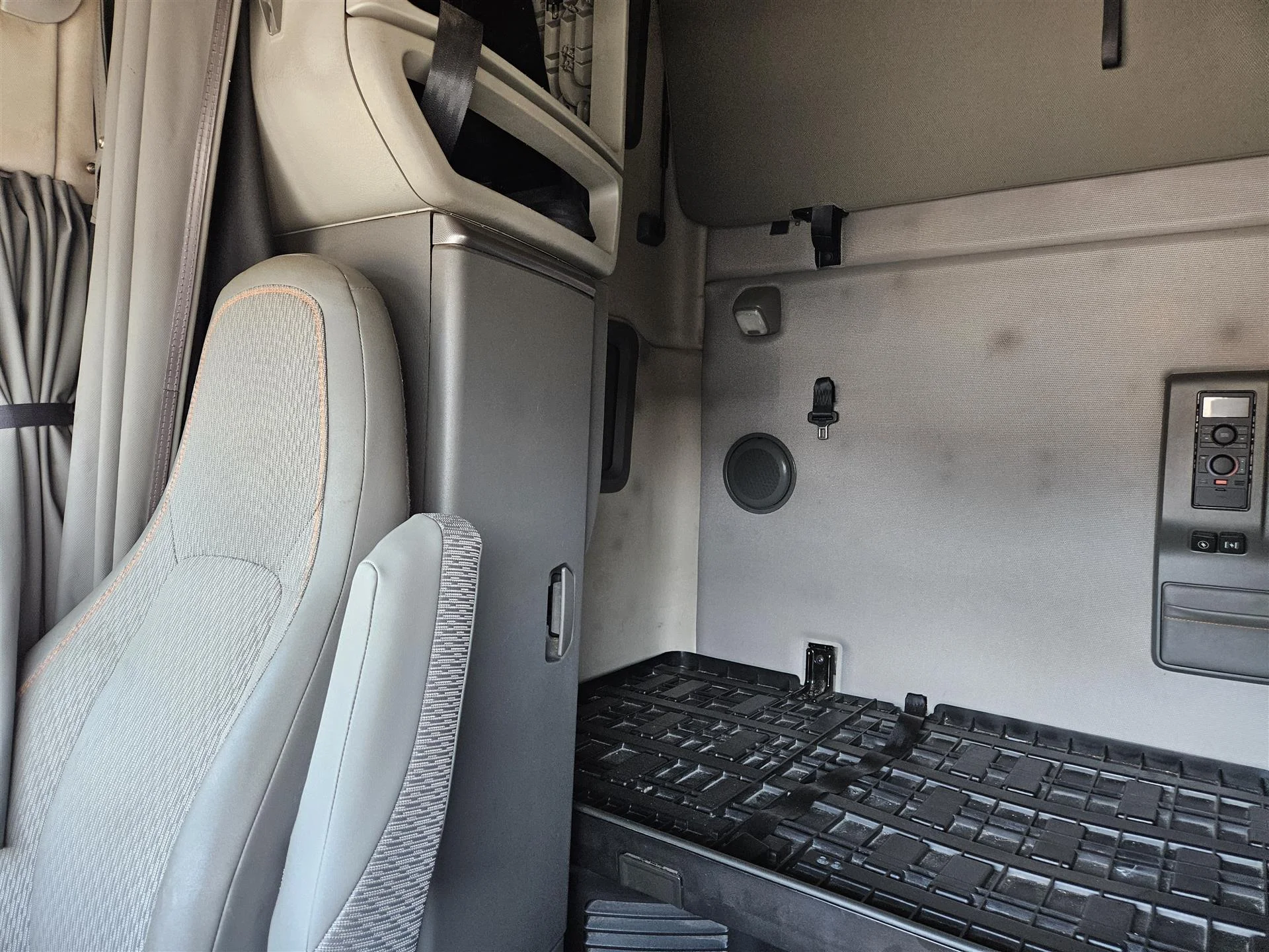 2022 Volvo VNL 760 - image 11